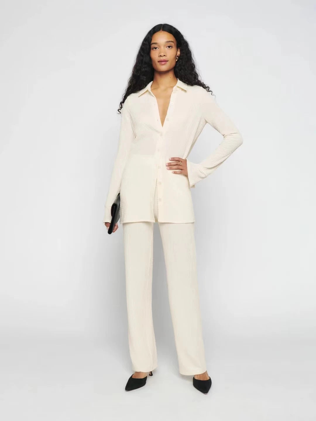 Upgrade your wardrobe with the stylish and comfortable Ensemble Rosario. This women's slim knit set includes a single breasted, simple casual shirt top and high waist long pants, perfect for a casual day out or a night in. Stay fashionable and comfortable with this versatile ensemble.