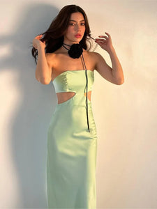 Indulge in elegance with our Dress Carrie! Made from luxurious silk satin, this waist cut out strapless dress will make you stand out in any crowd. The bodycon fit and backless design add a touch of sophistication, while the flower detailing exudes femininity. Perfect for any special occasion.