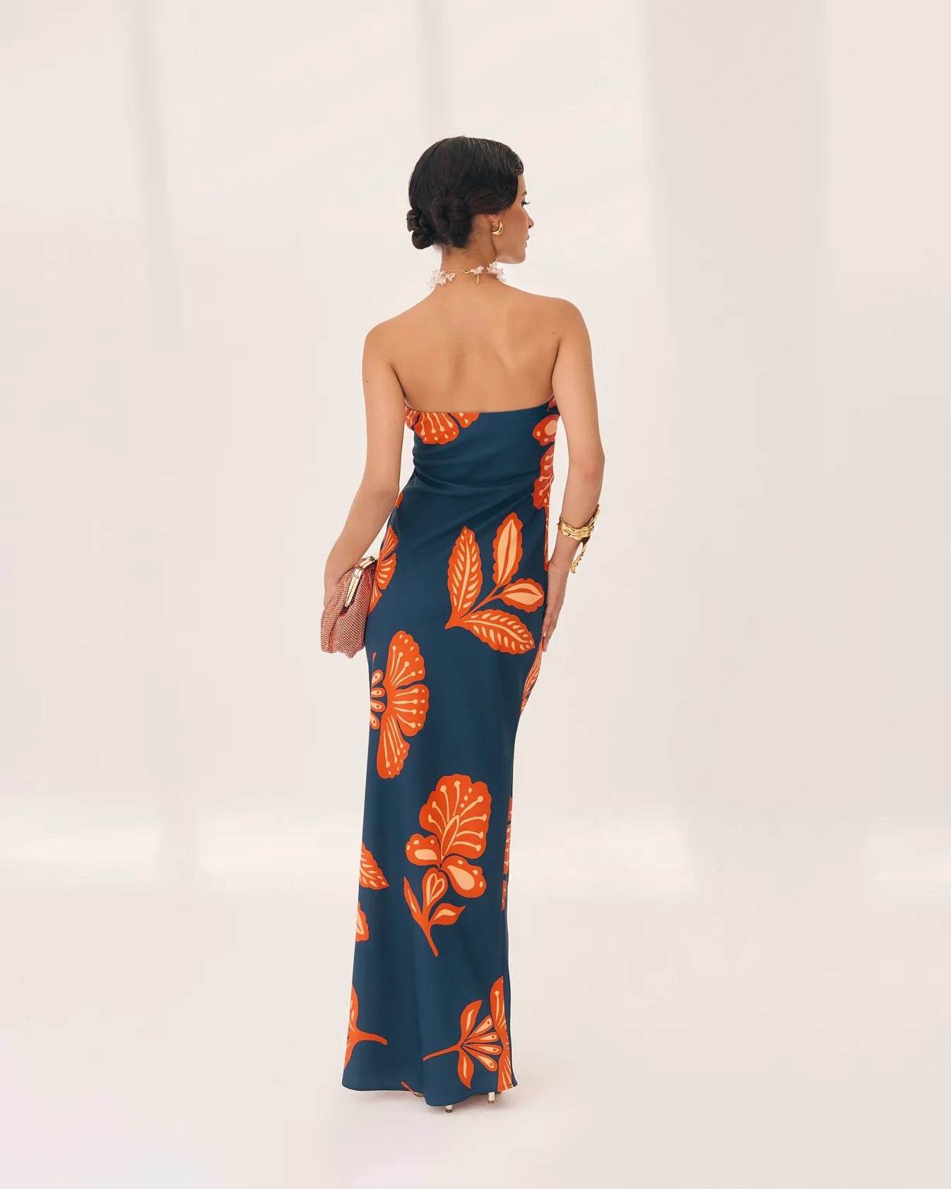 Embrace elegance with the Orfila Manila Maxi Dress, featuring a strapless floral print that captures the essence of summer sophistication. Its sleeveless, backless design paired with a flowing silhouette offers a flattering, graceful fit perfect for beach parties or evening events. Complete with a coordinating scarf, this dress combines comfort and style for unforgettable holiday moments.