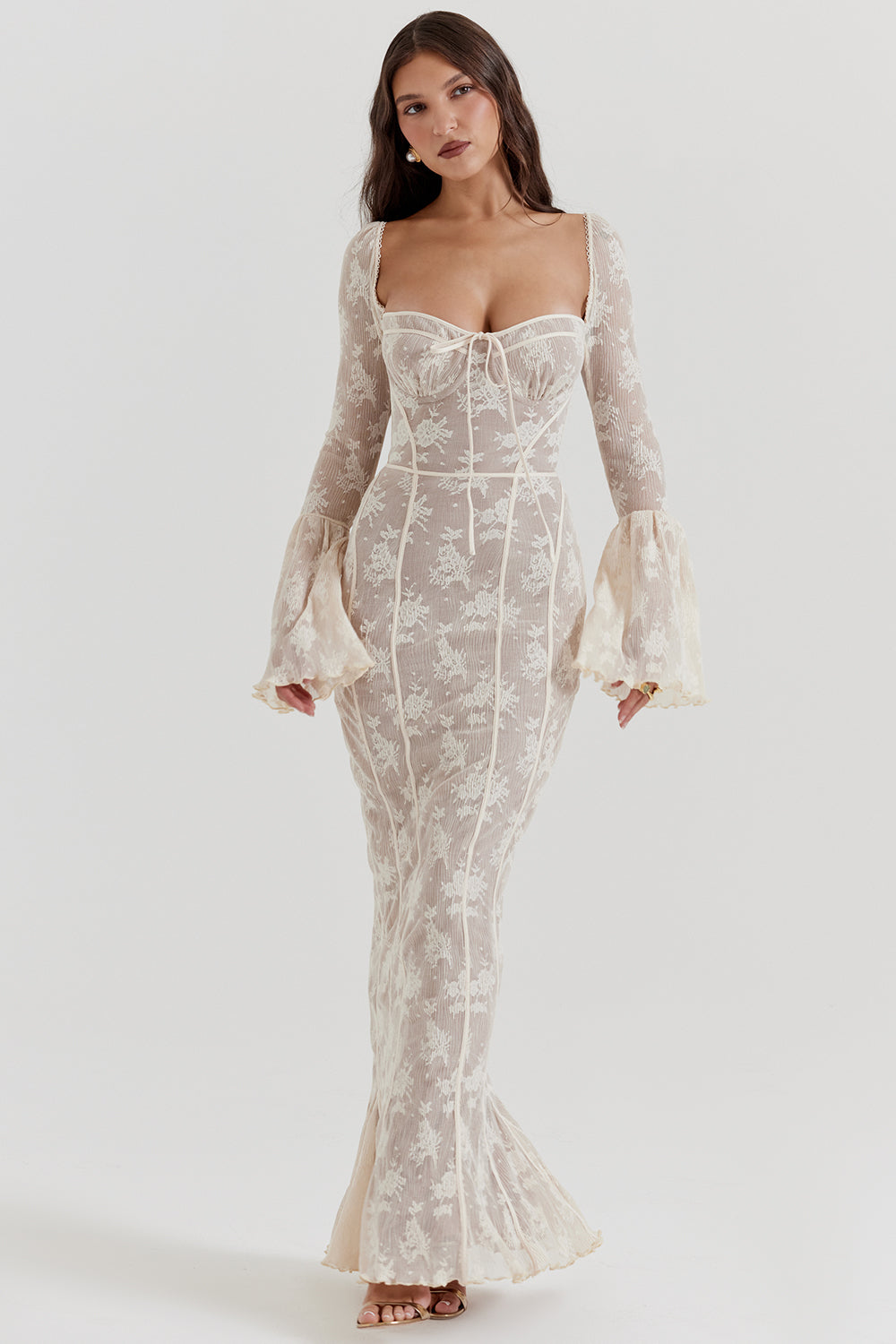 Dare to be bold with our Robe Delilah! This long sleeve, elegant white maxi dress features a sexy square collar and delicate lace details. Perfect for the autumn season, its slim fit will enhance your curves and elevate your style. Take a risk and step out in this daring and chic dress!