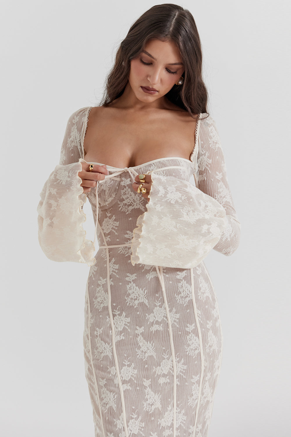 Dare to be bold with our Robe Delilah! This long sleeve, elegant white maxi dress features a sexy square collar and delicate lace details. Perfect for the autumn season, its slim fit will enhance your curves and elevate your style. Take a risk and step out in this daring and chic dress!