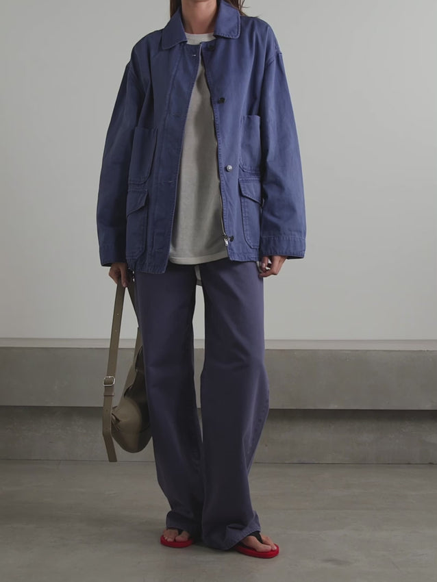 The Jolene Cotton-twill Jacket by The Row transforms classic utility wear with thoughtful details. Crafted from durable blue cotton-twill, it features four roomy pockets for practical storage. Adjustable buttoned sides and internal toggles at the hem let you customize the fit for a sleek silhouette. Perfect for adding effortless style and function to your wardrobe, this jacket effortlessly blends timeless design with modern versatility.