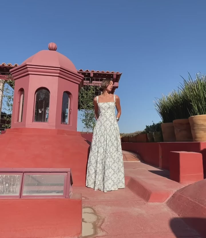 Crafted from airy linen, the Lima Gloriosa maxi dress from Agua by Agua Bendita exudes romantic charm. This floral design features adjustable straps, a concealed zip-and-hook fastening, and a flattering A-line shape. Perfect for warm-weather occasions, the breathable fabric keeps you cool while the timeless silhouette transitions effortlessly from day to evening. The adjustable straps ensure a personalized fit, while the hidden closure provides a polished, seamless look.