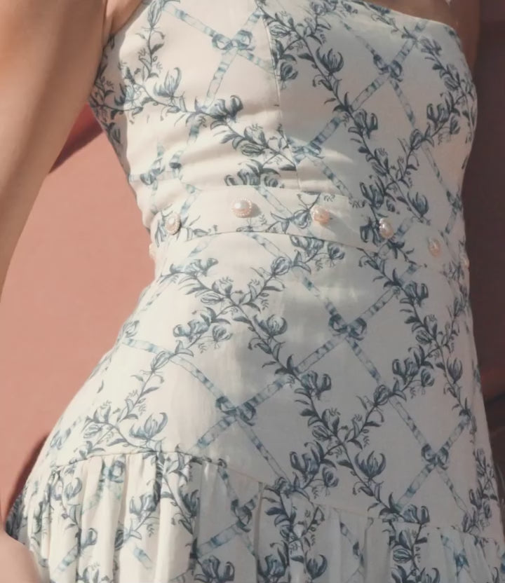 Crafted from airy linen, the Lima Gloriosa maxi dress from Agua by Agua Bendita exudes romantic charm. This floral design features adjustable straps, a concealed zip-and-hook fastening, and a flattering A-line shape. Perfect for warm-weather occasions, the breathable fabric keeps you cool while the timeless silhouette transitions effortlessly from day to evening. The adjustable straps ensure a personalized fit, while the hidden closure provides a polished, seamless look.
