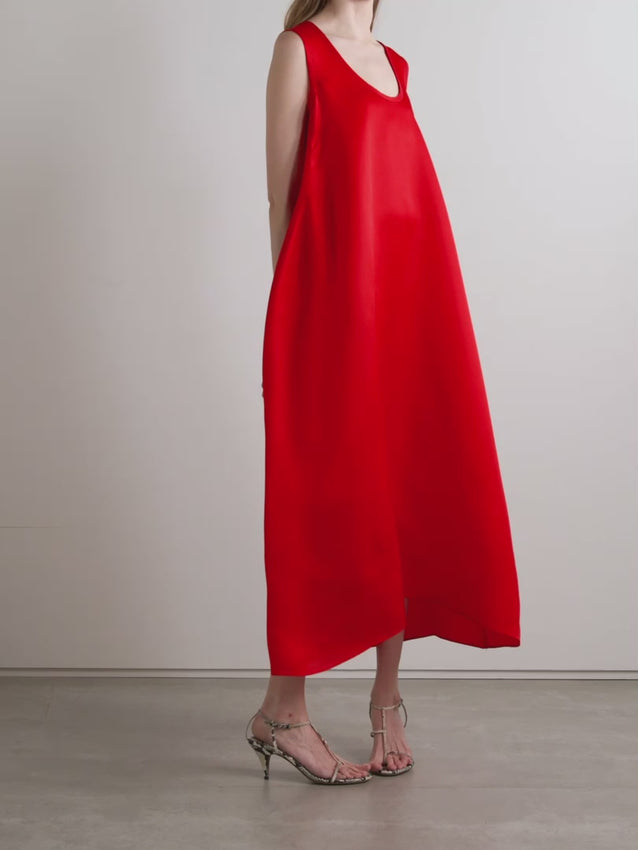 The Coli dress captures Khaite's Spring '24 magic—a playful take on structured elegance. Crafted from sumptuous red silk-organza, this midi wonder floats with an enchanting balloon silhouette that's surprisingly lightweight and effortlessly chic. The unlined construction keeps things airy and breathable, while the gracefully curved hem adds a whimsical finishing touch. Perfect for those who dare to blend sophistication with a touch of fashion-forward fun.
