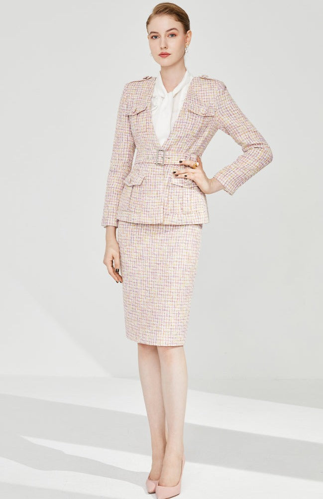 Discover the sophistication and style of the Veste en Tweed Londyne. Crafted with high-end materials, this professional suit exudes elegance and refinement. Perfect for the autumn and winter seasons, its timeless design will elevate your wardrobe. Embody confidence and sophistication in the Veste en Tweed Londyne.