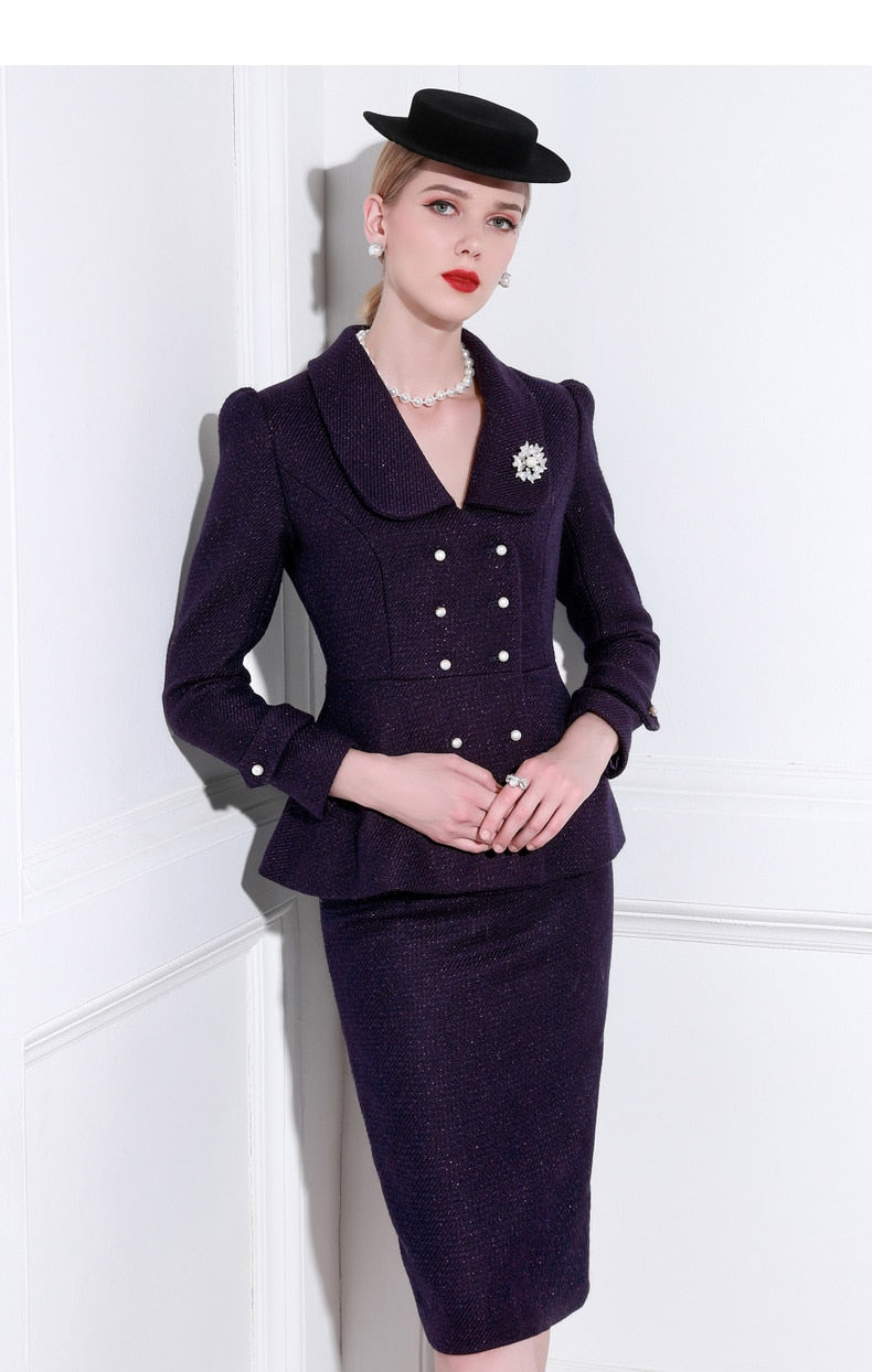 Experience the luxury of high fashion with Costume Selina, a high-end tweed suit crafted from a show-thin and fragrant style. Enjoy the timeless sophistication of tweed fabric combined with a refined cut for a look that sets you apart. Bring a touch of elegance to any occasion with Costume Selina.
