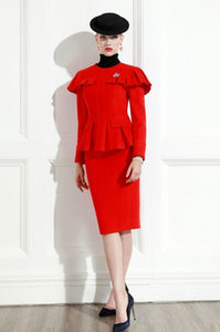 Unlock your unique style with Costume Estelle in exquisite poppy red. An oversized fit and delicate lotus leaf detailing creates an elegant, fashion-forward look. The shoulder sleeve and romantic spirit of the lotus leaves give an air of sophistication, making it the perfect choice for important occasions during autumn and winter.