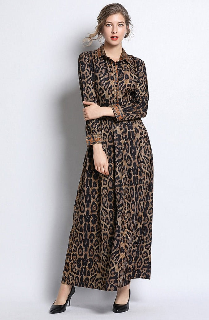 Stun in style with the Robe Paloma. This elegant luxury dress features a fierce leopard print, perfect for any occasion. Its long sleeves and comfortable fit make it ideal for both office wear and beach excursions. Elevate your wardrobe with this inspired beauty.