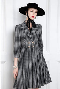 Introducing the Robe Perrine, your go-to dress for the early autumn season. This dress features a classic plaid pattern and a long sleeve design, perfect for staying stylish and comfortable. Made with high-quality materials, this dress offers both fashion and durability. Upgrade your wardrobe with the Temperament Plaid Skirt Early Autumn Women's Dress.