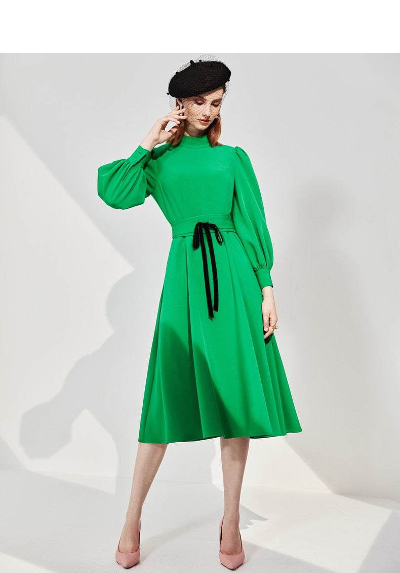 The Robe Zoie combines vintage style with modern comfort. The lantern sleeves add a touch of elegance, while the large swing umbrella skirt provides a flattering and flowy silhouette. Perfect for any occasion, this dress is a must-have for your wardrobe.