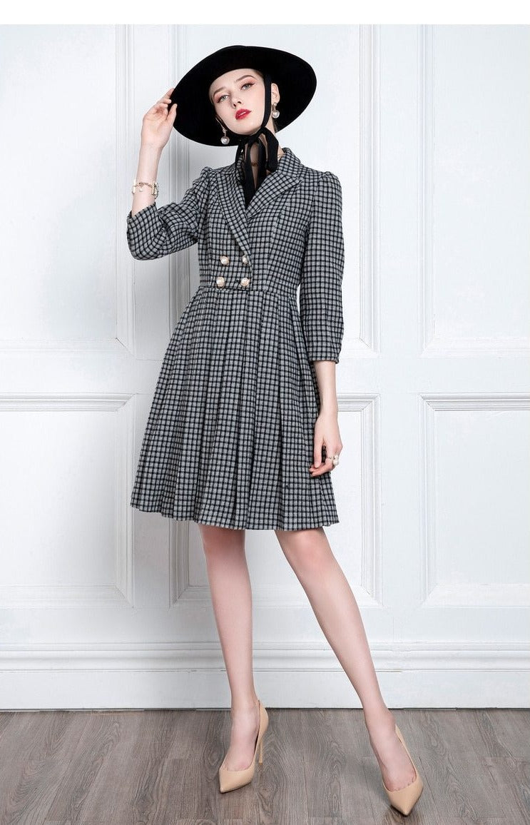 Introducing the Robe Perrine, your go-to dress for the early autumn season. This dress features a classic plaid pattern and a long sleeve design, perfect for staying stylish and comfortable. Made with high-quality materials, this dress offers both fashion and durability. Upgrade your wardrobe with the Temperament Plaid Skirt Early Autumn Women's Dress.