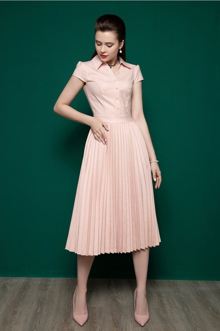 Experience the luxurious elegance of the Robe Hayley. This high-end dress for women features a French style polo collar and short sleeves for a timeless look. The retro pleated skirt adds a touch of vintage charm. Perfect for summer, this dress will elevate your wardrobe and turn heads wherever you go.