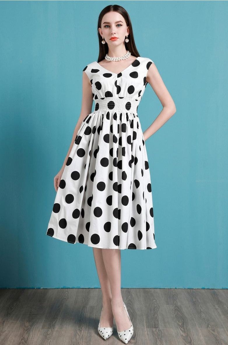 Wrap yourself in timeless elegance with our Robe Lauren. This vintage dress features a classic black and white dot pattern, exuding charm and sophistication. Elevate your style and make a statement with this charming piece.