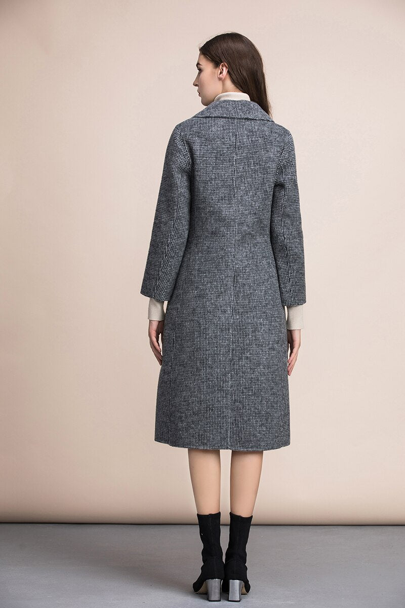 Stay warm and stylish this season with our Veste Malia Fall Winter Coat! Made from 100% pure wool, this Single Breasted Gray Over Coat for women is the perfect addition to your wardrobe. With its long length and convenient pockets, it's both functional and fashionable. Embrace the colder weather with confidence and comfort in our Veste Malia.