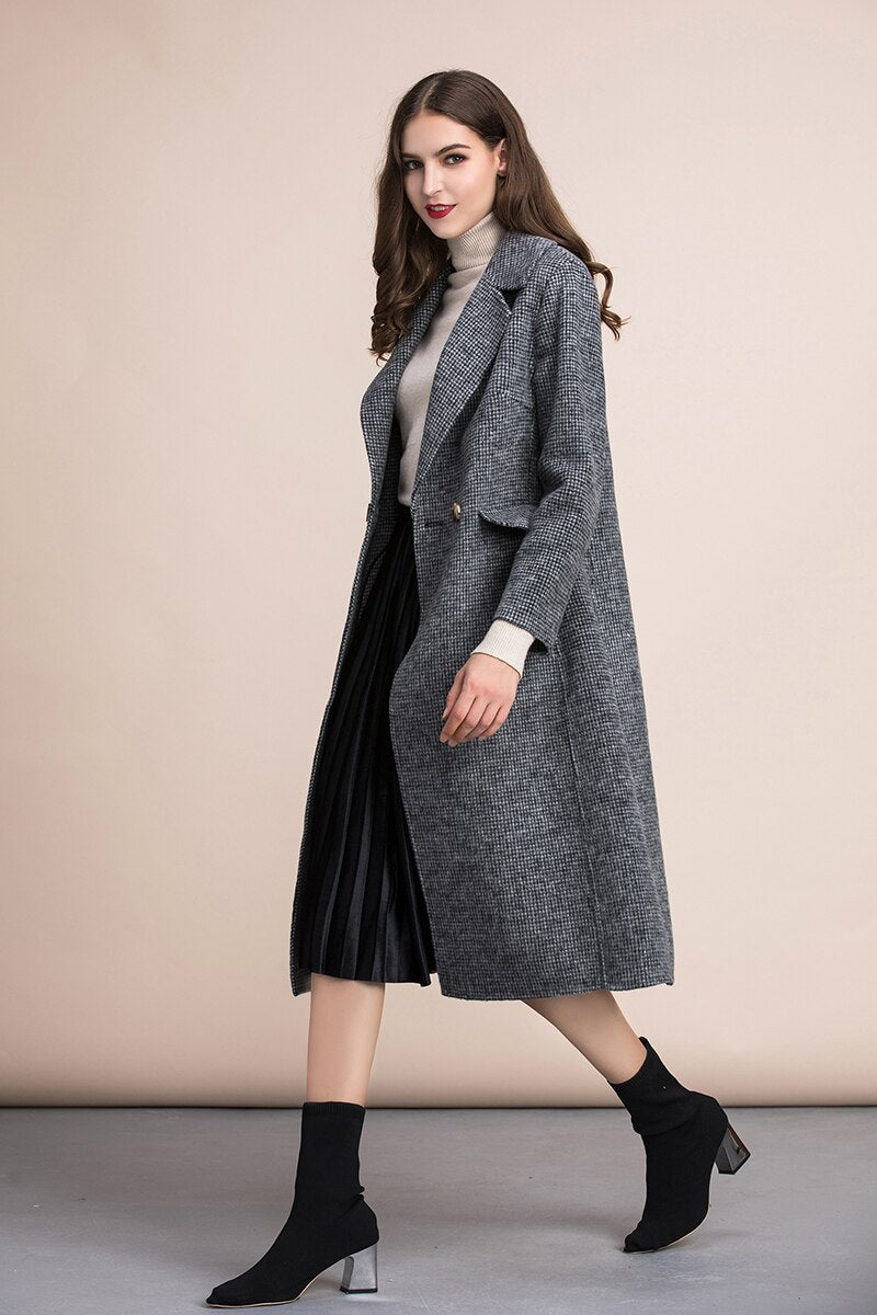 Stay warm and stylish this season with our Veste Malia Fall Winter Coat! Made from 100% pure wool, this Single Breasted Gray Over Coat for women is the perfect addition to your wardrobe. With its long length and convenient pockets, it's both functional and fashionable. Embrace the colder weather with confidence and comfort in our Veste Malia.