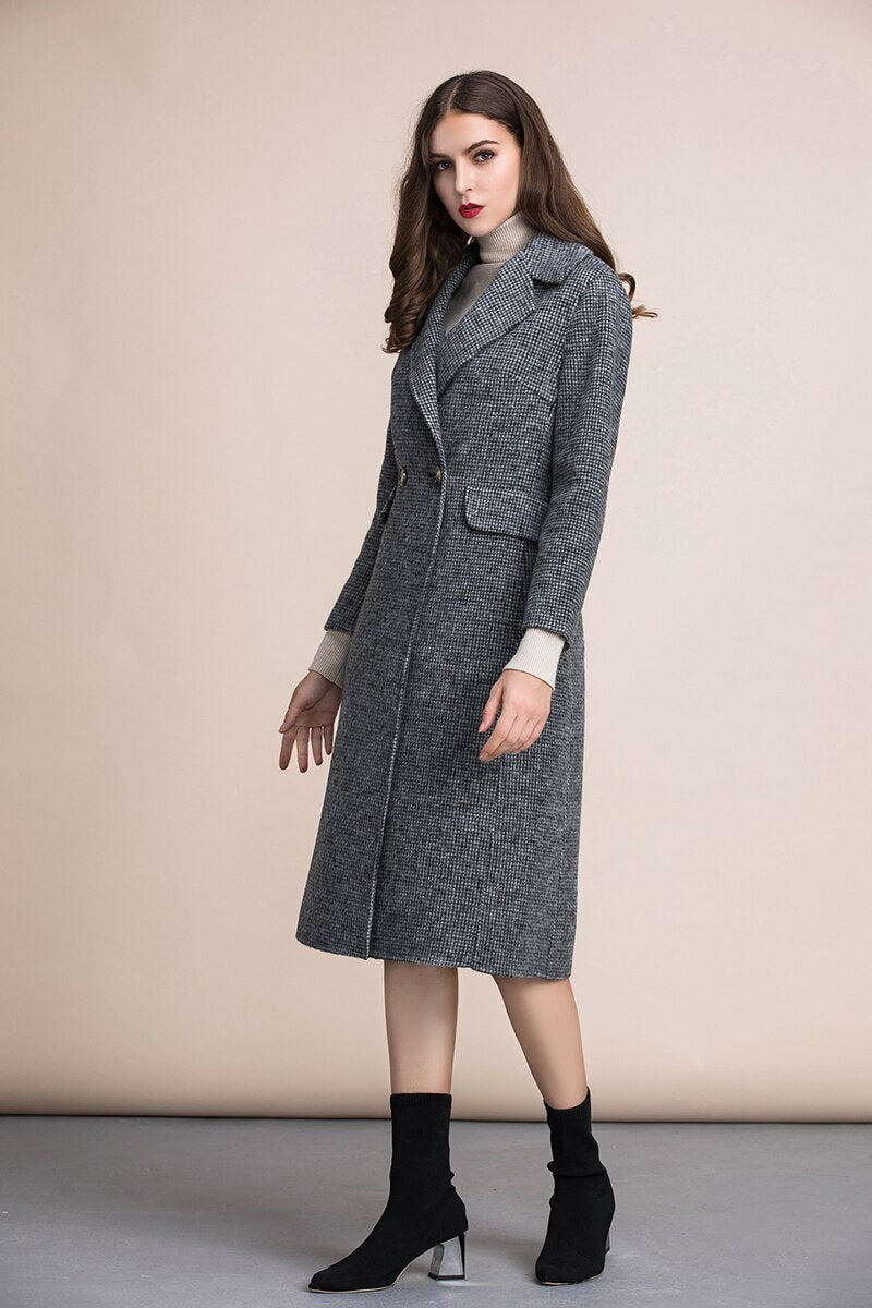 Stay warm and stylish this season with our Veste Malia Fall Winter Coat! Made from 100% pure wool, this Single Breasted Gray Over Coat for women is the perfect addition to your wardrobe. With its long length and convenient pockets, it's both functional and fashionable. Embrace the colder weather with confidence and comfort in our Veste Malia.