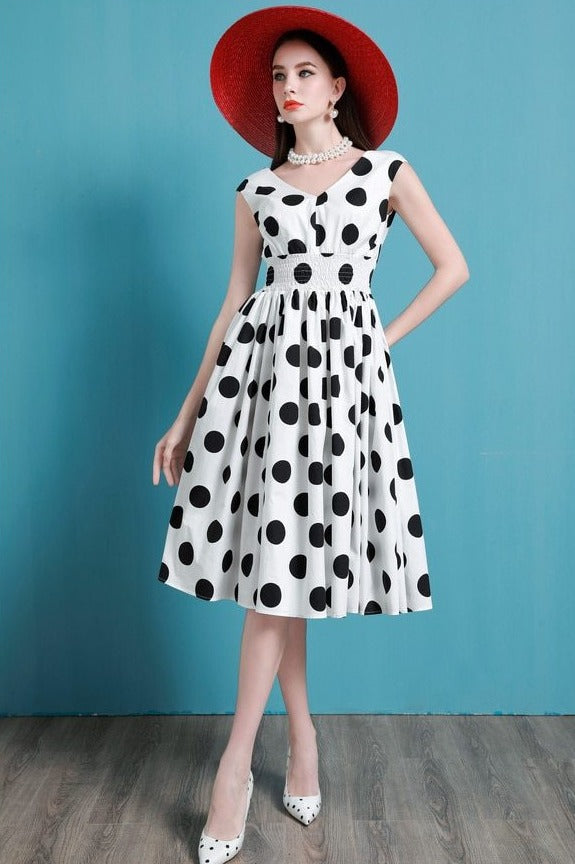 Wrap yourself in timeless elegance with our Robe Lauren. This vintage dress features a classic black and white dot pattern, exuding charm and sophistication. Elevate your style and make a statement with this charming piece.
