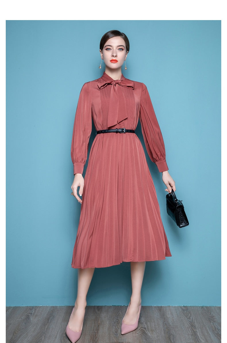 The Robe Fae is a sophisticated and stylish midi dress that exudes elegance and chicness. Perfect for any occasion, this dress will make you stand out and feel confident. Take your wardrobe to the next level with the Robe Fae.