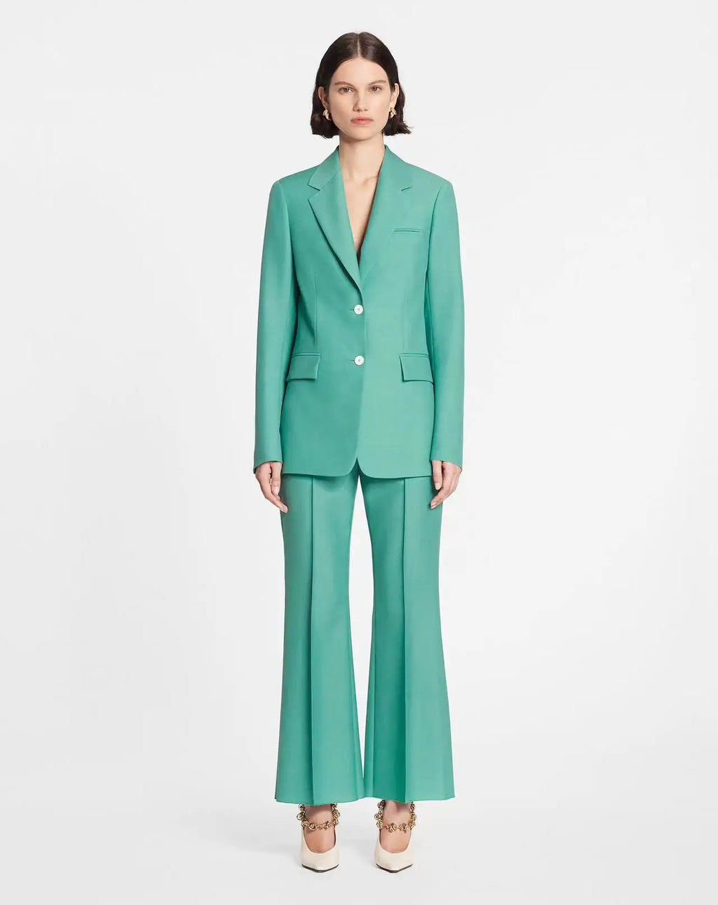 Make waves at the office with Ensemble Alanna! This two-piece suit is perfect for ambitious businesswomen – the sleek jacket and commute-friendly pants are the perfect combination of professional and temperament-capable! Get ready to take your career to the next level!