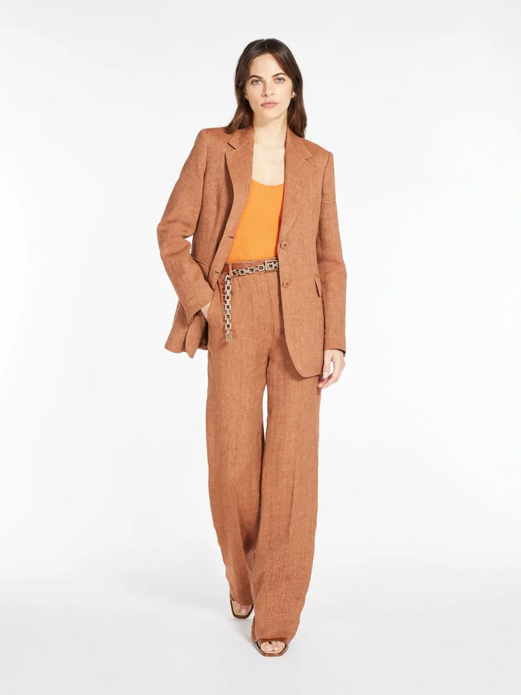 Enhance your personal style with the Veste Jade, an exquisite duo consisting of a unique French-inspired blazer and wide-legged trousers. Designed for the contemporary and refined woman who appreciates individuality and effortless elegance. Embody the spirit of Max Mara and elevate your look with this chic ensemble.