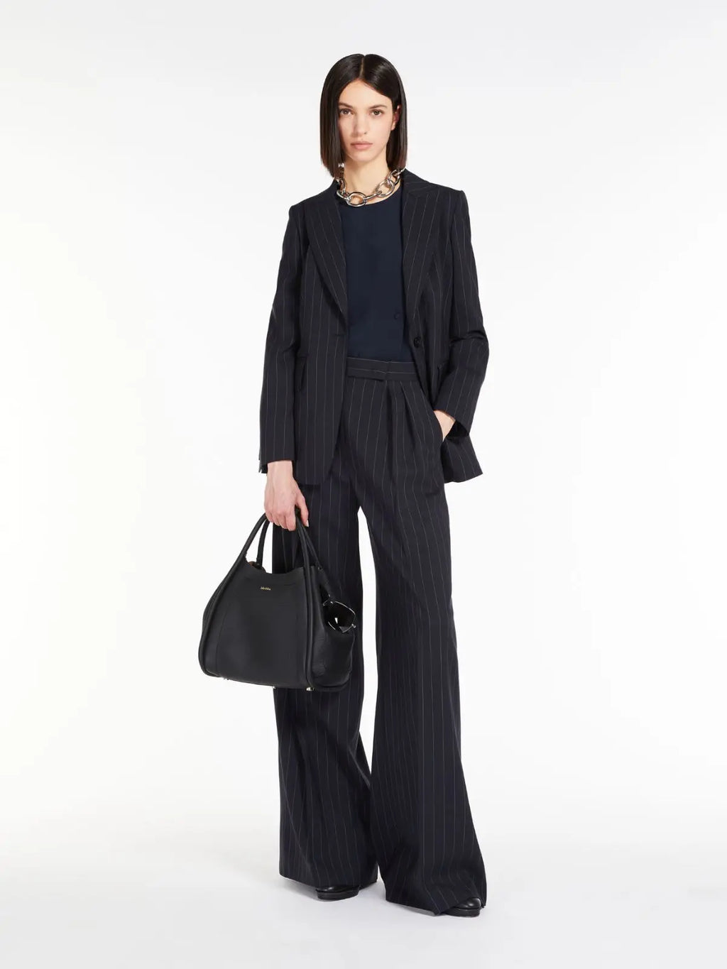 Introducing the Ensemble Mara, the ultimate in individualized French style. Our casual suit coat and wide leg pants are the perfect commuter set, providing both style and comfort. Made with high-quality materials and designed for the modern woman. Upgrade your wardrobe with this must-have set.