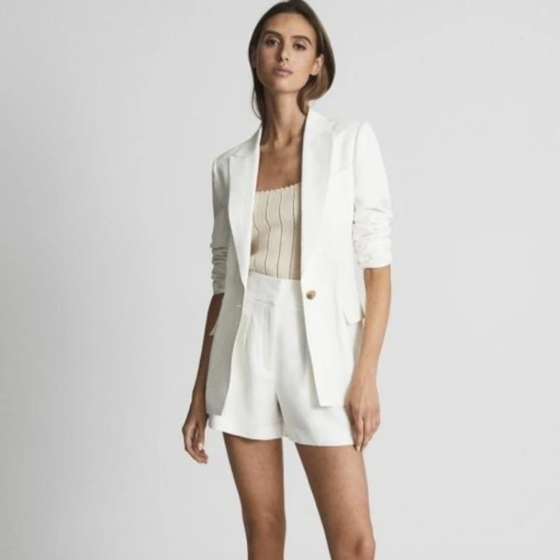 Elevate your wardrobe with the Ensemble Rhea, a 2-piece outfit perfect for adding a touch of simple sophistication to your look. With a loose and comfortable fit, this women's suit features a classic spring shorts and a stylish belt. Ideal for any casual or dressy occasion.