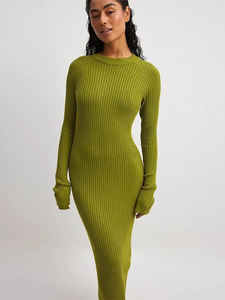 The Dress Nadine is the perfect addition to your fall wardrobe. Crafted from a soft rib-knitted material, this long sleeve dress offers both style and comfort. The O-neck design and maxi length give a fashionable touch to this versatile piece. Stay warm and chic this season with Dress Nadine.