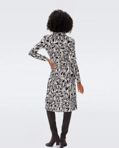 "Unleash your French charm with the Robe Maya. This printed dress features a trendy waistband and mid-length skirt, adding a touch of originality to your wardrobe. Perfect for a fashionable and personalized look. Ooh la la!"