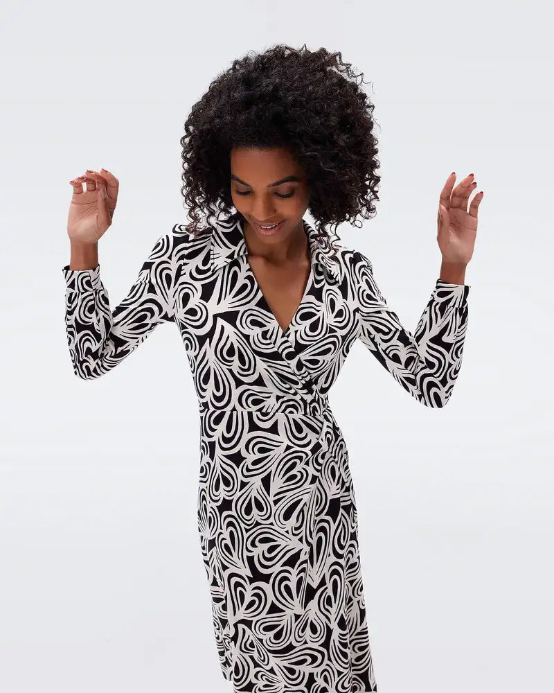 "Unleash your French charm with the Robe Maya. This printed dress features a trendy waistband and mid-length skirt, adding a touch of originality to your wardrobe. Perfect for a fashionable and personalized look. Ooh la la!"