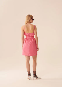 Expertly designed by Tara Jarmon, the Robe Solanje is an individualized and original fashion suspender dress. The medium length waistband and short sleeved knee length skirt in Rosemarin Pink taffeta exude effortless elegance. Look and feel your best in this stylish and sophisticated piece.