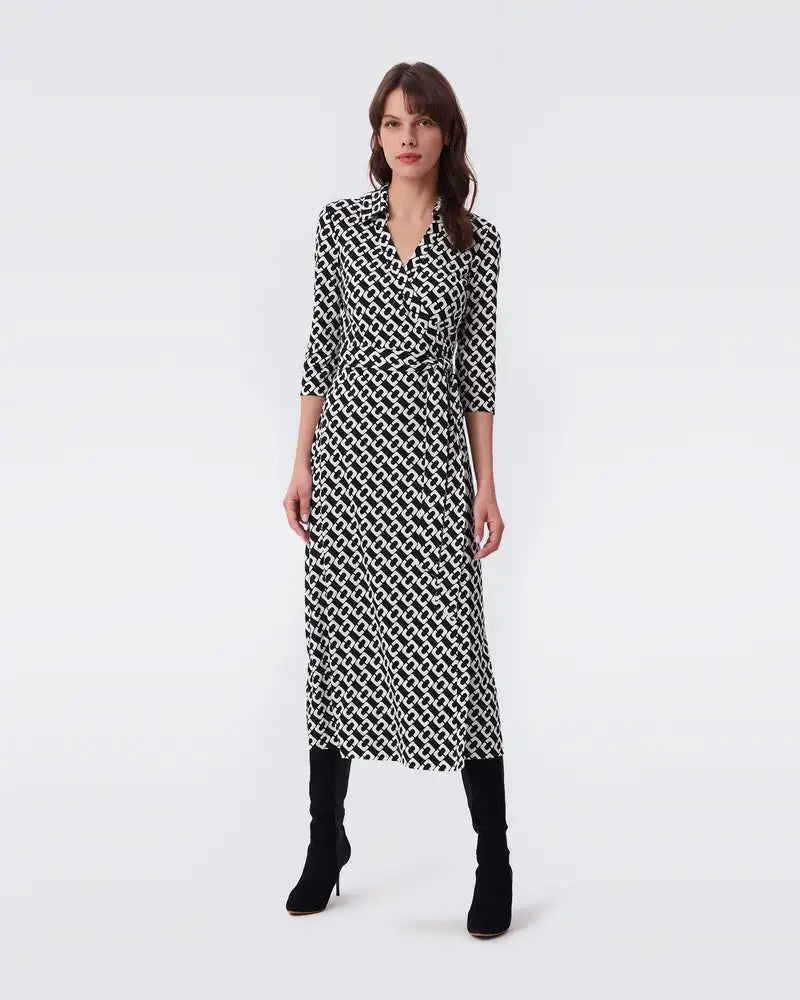 "Unleash your inner fashionista with our Robe Mari! Designed with French flair and personalized details, this split mid length dress combines style and comfort seamlessly. Make a statement with its unique print, perfect for any occasion. Vive la fashion!"