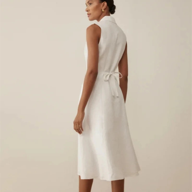 Indulge in the retro elegance of the Robe Phoebe. This women's casual peplum dress embodies sophistication with its pure white suit collar and sleeveless waisted design. Perfect for summer, the mid-length dress exudes an exclusive and timeless style. Elevate your wardrobe with this piece of art.