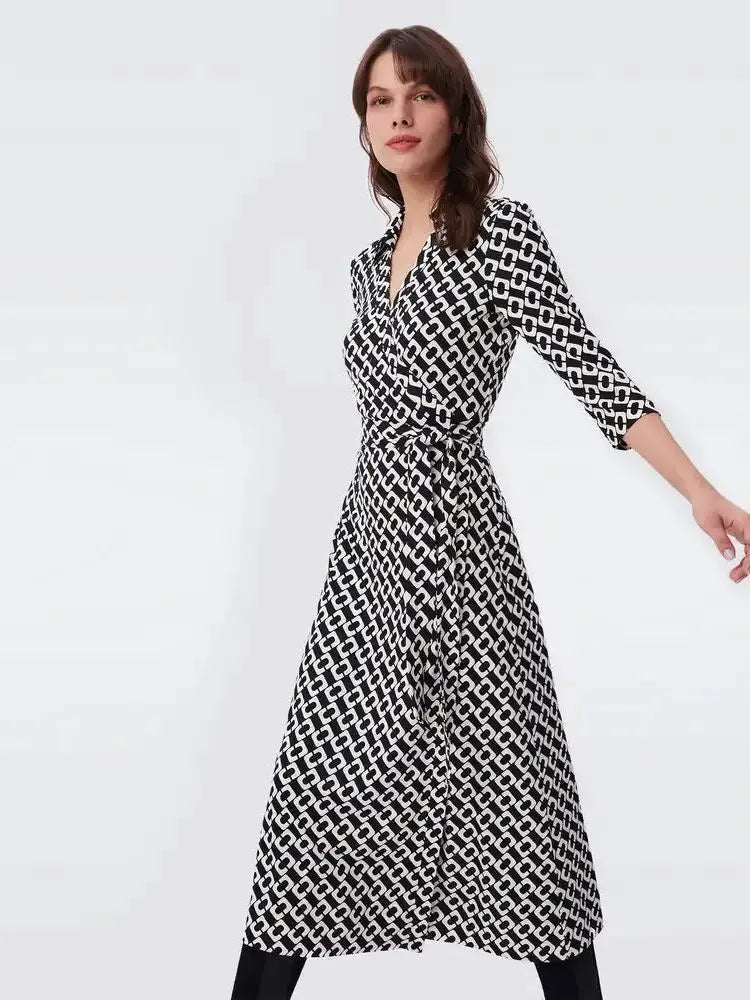 "Unleash your inner fashionista with our Robe Mari! Designed with French flair and personalized details, this split mid length dress combines style and comfort seamlessly. Make a statement with its unique print, perfect for any occasion. Vive la fashion!"