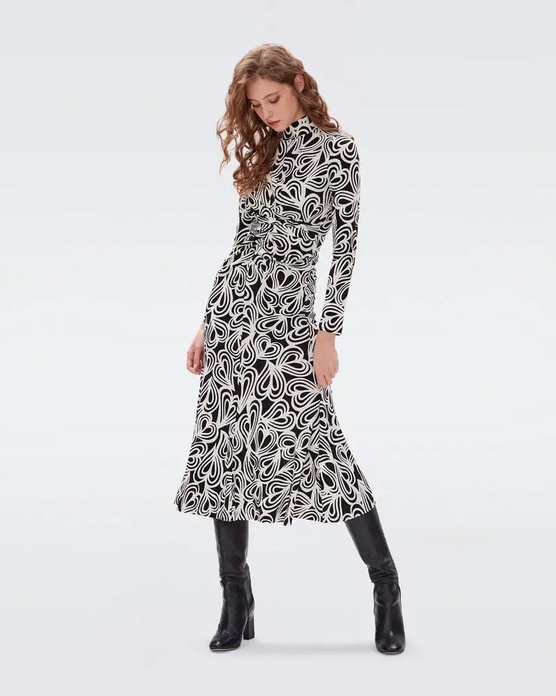 Indulge in luxury with our Robe Rubie, featuring a French style waistband and a mid length printed skirt. This fashionable dress is not only personalized, but also exudes sophistication and exclusivity. Elevate your wardrobe with this original and elegant piece.