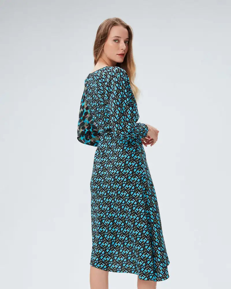 Be the envy of everyone with our Robe Jewel! Our French style fashion print dress is not only personalized and original but also features a stunning split and mid length design. Elevate your wardrobe with this elegant and unique dress.