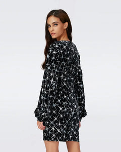 The French Style Robe McKay effortlessly combines elegance and comfort. With a slim fit and mid length, this dress flatters every figure, while its personalized print adds a touch of individuality. Its unique design sense sets it apart from the rest, making it a must-have for any wardrobe.