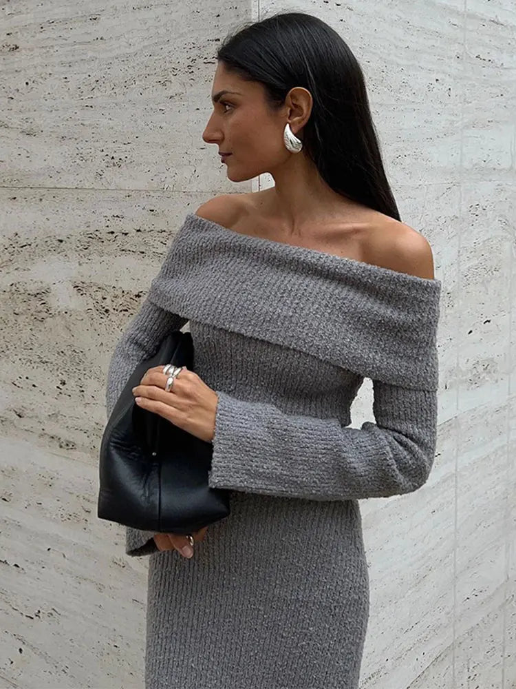This cool Robe Elinore is sure to have you ready for any occasion! Stay warm and stylish with the ribbed knitted dress featuring long sleeves, a slouchy neckline, and an elegant bodycon silhouette. Not only does it look great, but it's the perfect way to keep cozy this winter. Get ready to strut the streets in style!