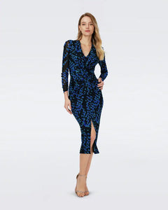 Discover the elegant and sophisticated French style dress of the Robe Halle collection. Designed with a personalized touch and a slim fit, this mid-length dress accentuates your curves and exudes a sense of style and grace. The printed pattern adds a unique touch, making each dress a statement piece. Elevate your wardrobe with the Robe Halle dress.