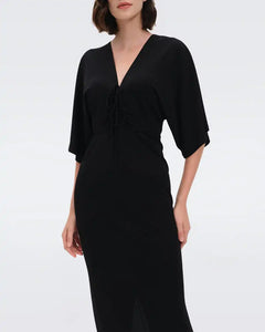 Experience the elegant French style with our Jobelle robe. Designed for a slim fit, it enhances your figure and adds a personalized touch with its unique design. Made with high-quality materials, this mid-length dress is the perfect choice for any occasion. Elevate your sense of fashion with the Jobelle robe.