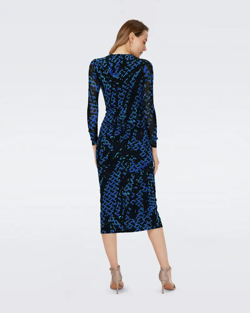Discover the elegant and sophisticated French style dress of the Robe Halle collection. Designed with a personalized touch and a slim fit, this mid-length dress accentuates your curves and exudes a sense of style and grace. The printed pattern adds a unique touch, making each dress a statement piece. Elevate your wardrobe with the Robe Halle dress.