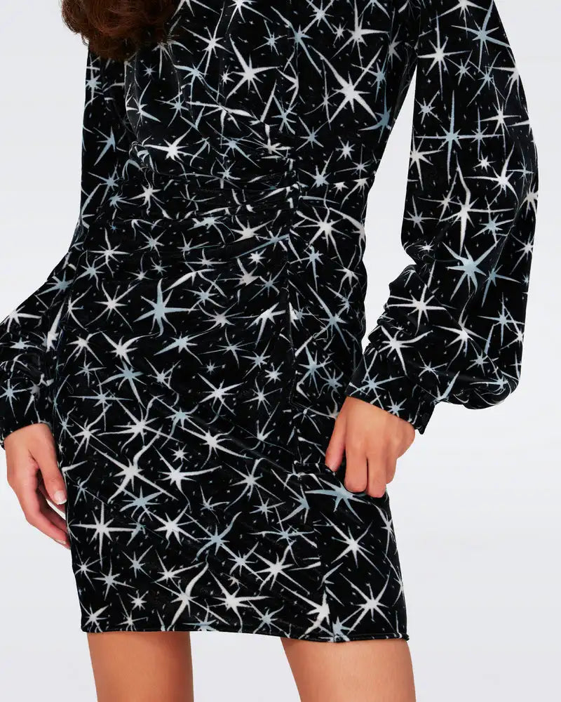 The French Style Robe McKay effortlessly combines elegance and comfort. With a slim fit and mid length, this dress flatters every figure, while its personalized print adds a touch of individuality. Its unique design sense sets it apart from the rest, making it a must-have for any wardrobe.