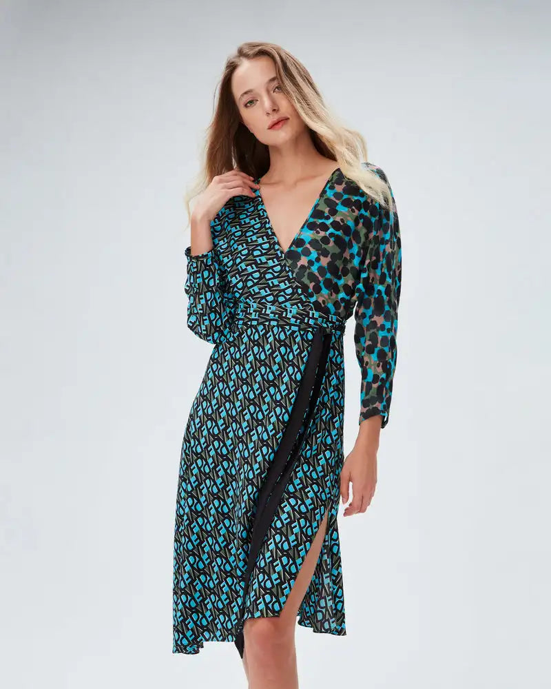 Be the envy of everyone with our Robe Jewel! Our French style fashion print dress is not only personalized and original but also features a stunning split and mid length design. Elevate your wardrobe with this elegant and unique dress.