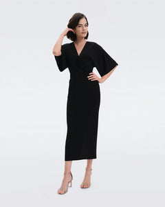 Experience the elegant French style with our Jobelle robe. Designed for a slim fit, it enhances your figure and adds a personalized touch with its unique design. Made with high-quality materials, this mid-length dress is the perfect choice for any occasion. Elevate your sense of fashion with the Jobelle robe.