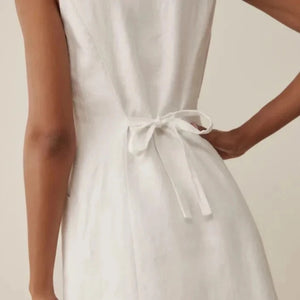 Indulge in the retro elegance of the Robe Phoebe. This women's casual peplum dress embodies sophistication with its pure white suit collar and sleeveless waisted design. Perfect for summer, the mid-length dress exudes an exclusive and timeless style. Elevate your wardrobe with this piece of art.