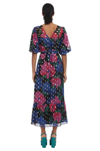 Get ready to turn heads with our Dress Donna! This French elegant dress features short sleeves, chiffon fabric, and a beautiful printed design that exudes class and fashion. Perfect for any occasion, this dress is sure to make you feel confident and stylish. Elevate your wardrobe with this commuter-friendly and fashionable long dress.