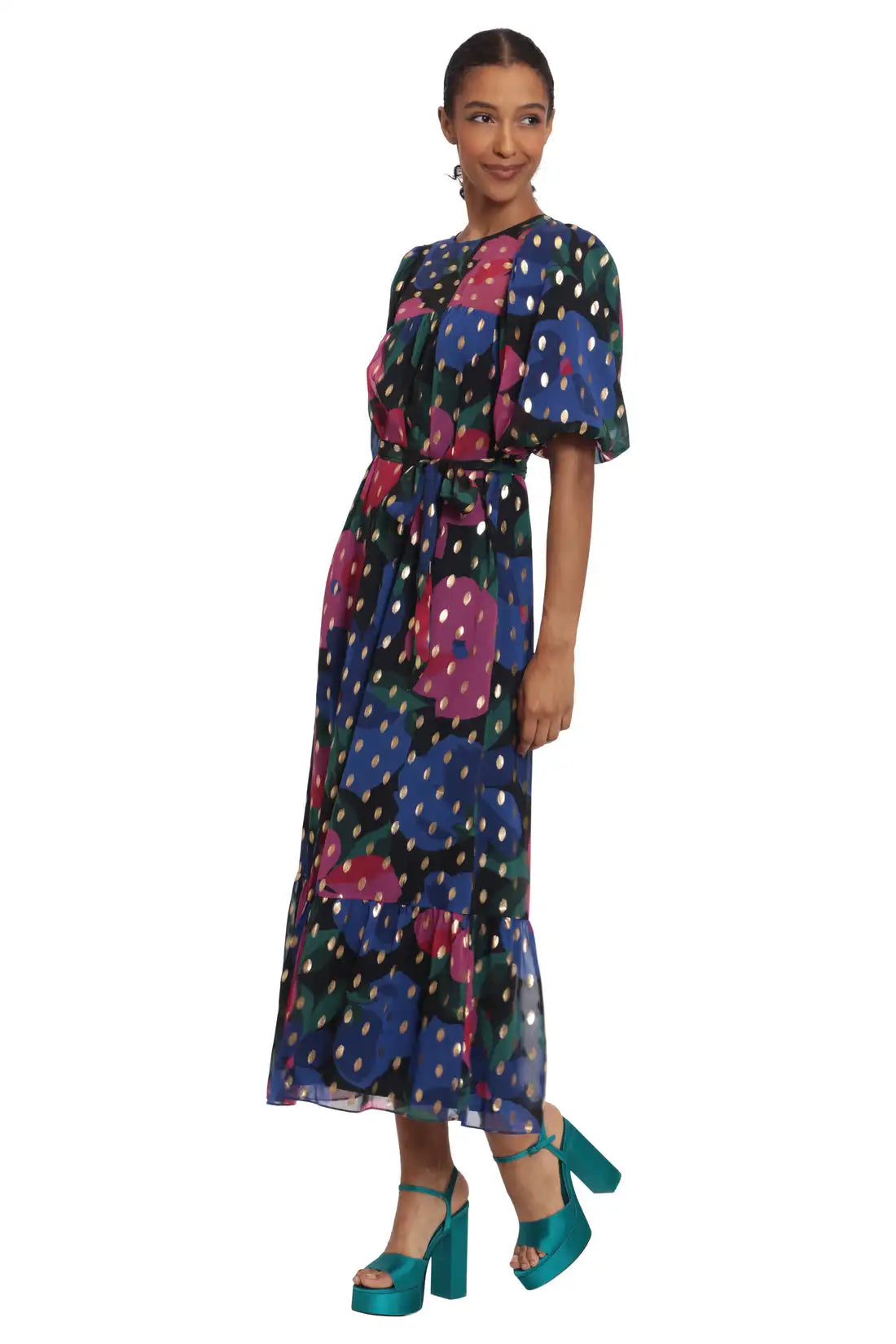 Get ready to turn heads with our Dress Donna! This French elegant dress features short sleeves, chiffon fabric, and a beautiful printed design that exudes class and fashion. Perfect for any occasion, this dress is sure to make you feel confident and stylish. Elevate your wardrobe with this commuter-friendly and fashionable long dress.