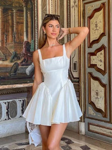 Get ready for your next summer event with our stunning Robe Matilde. This backless A-line dress is made of soft and breathable cotton, perfect for keeping you cool and comfortable on warm days. The big bow adds a touch of elegance, making it a great choice for birthdays and holidays. Don't miss out on this sexy and versatile dress!